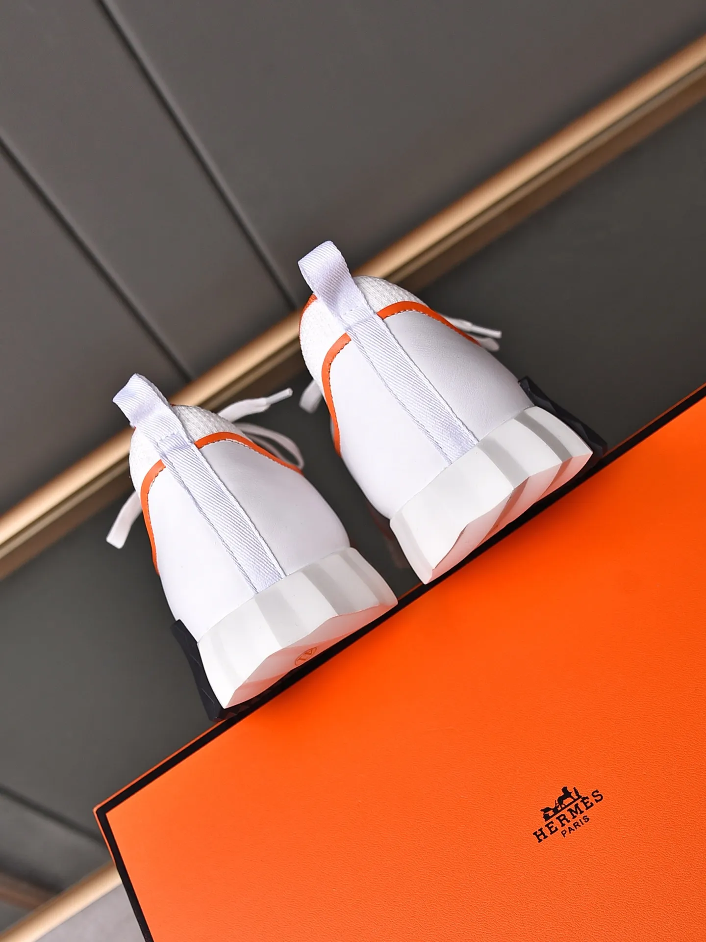 Factory price PP600 [Hermes] fe new arrival~ New Bouncing sneakers are the most comfortable shoes from Hermès, no one else⃣️. They are very light on the feet and look great. You won’t feel tired even when you go shopping and running around. 👍 Very light and comfortable, very light, suitable for both sports and leisure, and feel great when you step on them! It’s up to you to choose, there’s always what you want~ ✔️Fabric: Imported first-layer cowhide + high-elastic fly weave ✔️Inner lining: Imported water-dyed cow lining ✔️Outsole: Seamless combination of IP+TPU (multi-color letters) German technology irradiation machine ✔️Code number: Male 38-44 (45 customized)